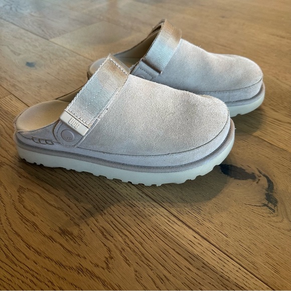 UGG Goldenstar Clogs in Sand - Picture 2 of 9